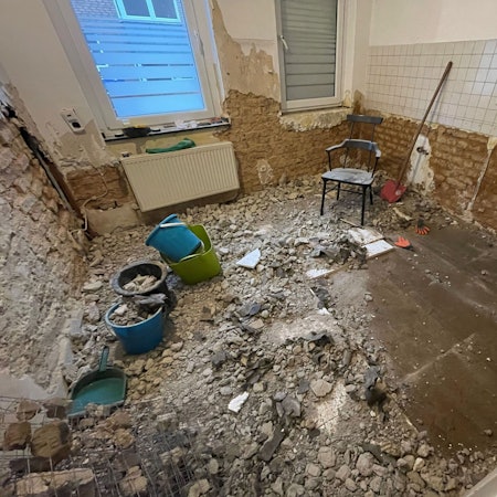 Das Bild zeigt einen Raum in einem Haus in Euskirchen, das nach der Flut gerade entkernt wird.