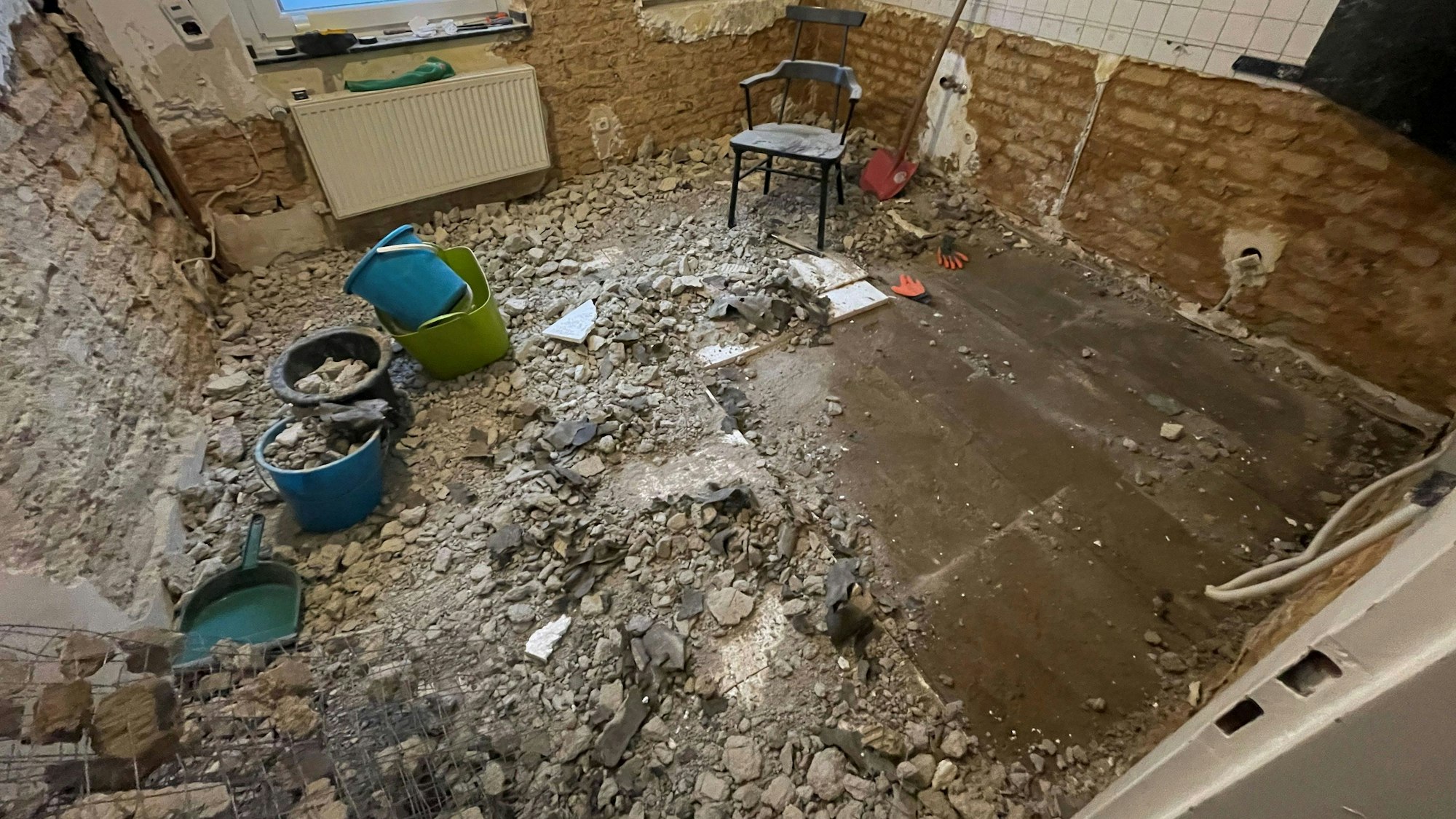 Das Bild zeigt einen Raum in einem Haus in Euskirchen, das nach der Flut gerade entkernt wird.