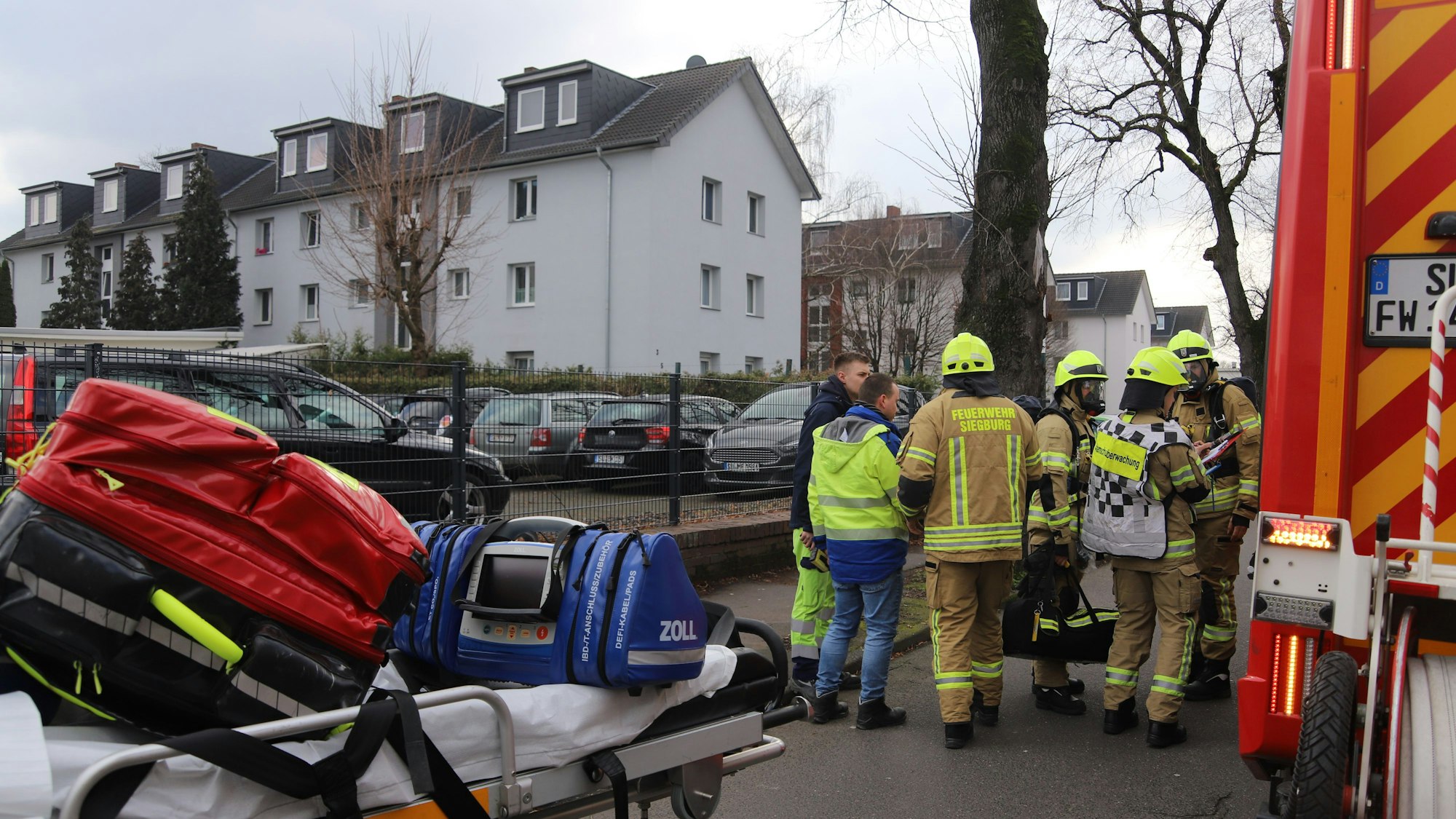 In einem Haus an der Industriestraße in Siegburg bemerkten Bewohner Gasgeruch. Sie verließen das Gebäude, die Feuerwehr kam mit einem Großaufgebot, konnte aber bei Messungen nichts feststellen.
