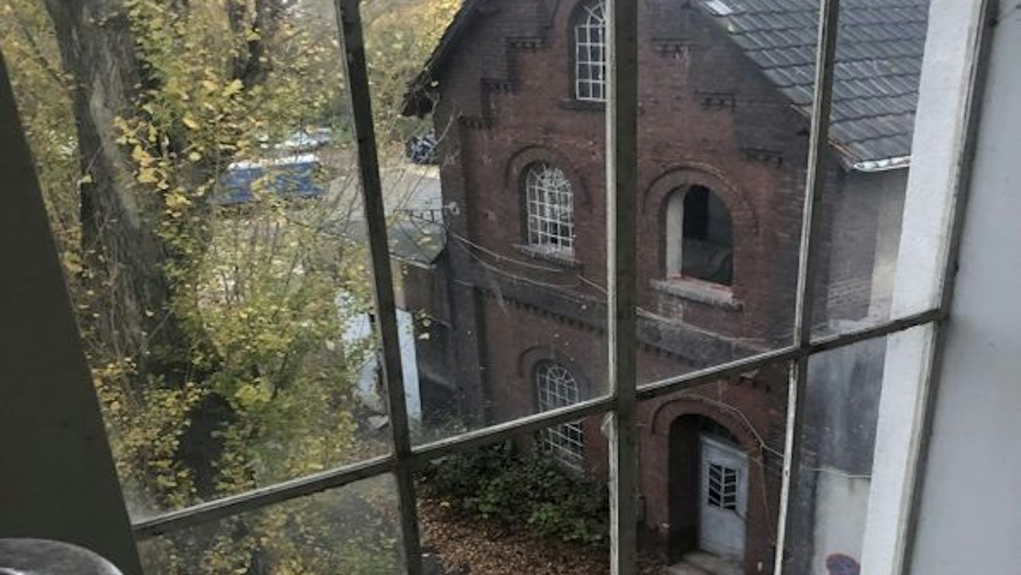 Ein altes Ziegelgebäude mit geschwungenen Fensterrahmen der ehemaligen Cederwaldmühle auf dem Zandersgelände.