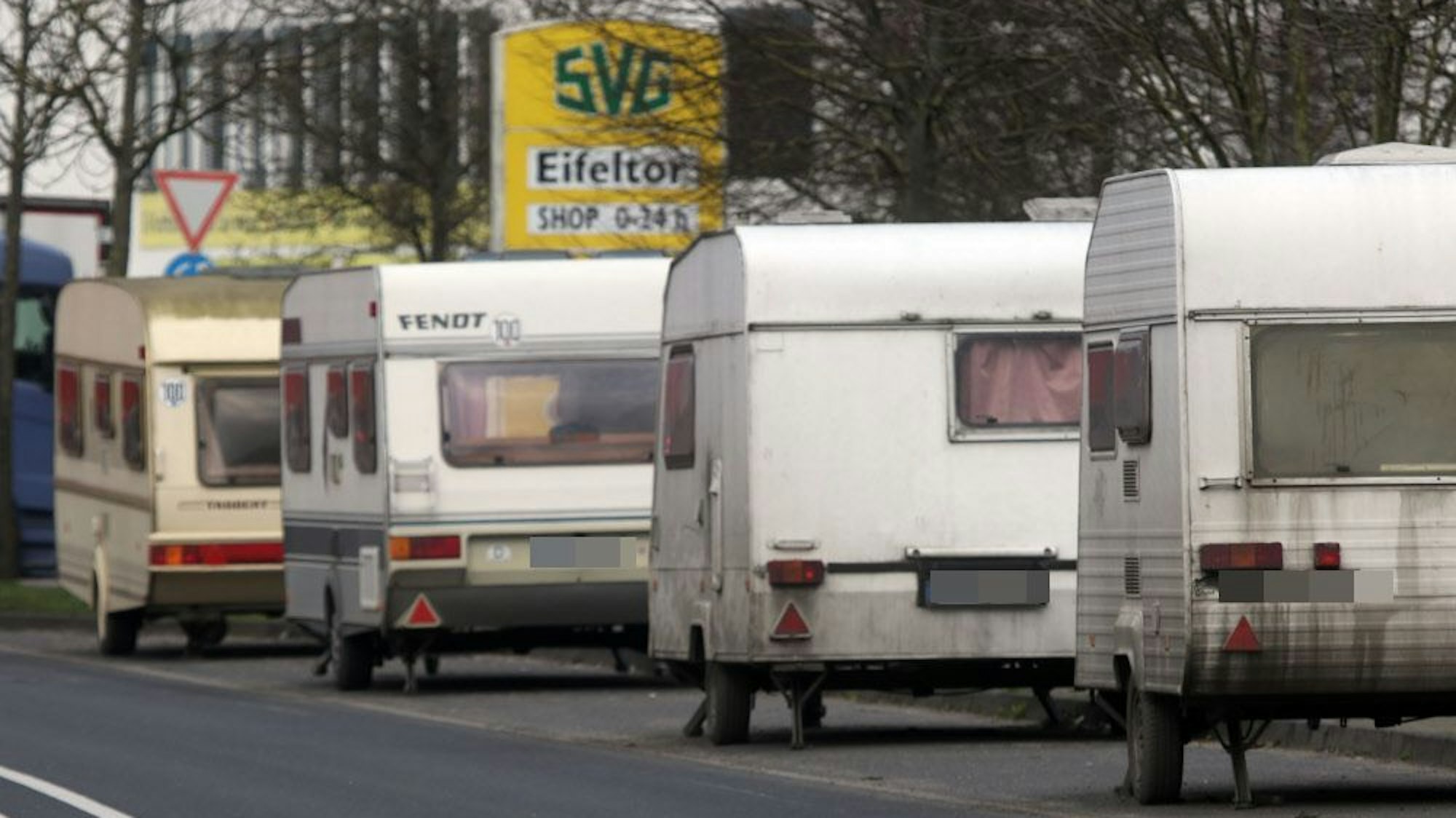 Wohnwagen stehen am Straßenstrich in Köln-Rondorf am Eifeltor.