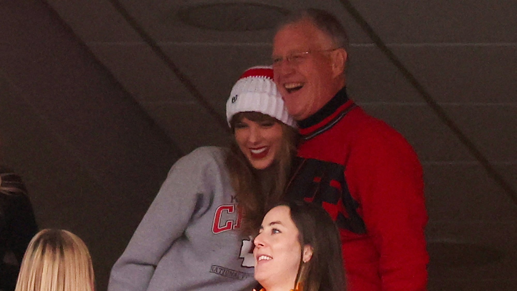 Verstehen sich prächtig: Taylor Swift (l.) und ihr Vater Scott Kingsley Swift bei einem NFL-Spiel der Kansas City Chiefs.