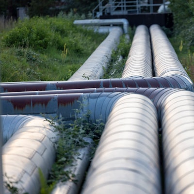 Fernwärme-Rohre verlaufen durch Grünflächen.