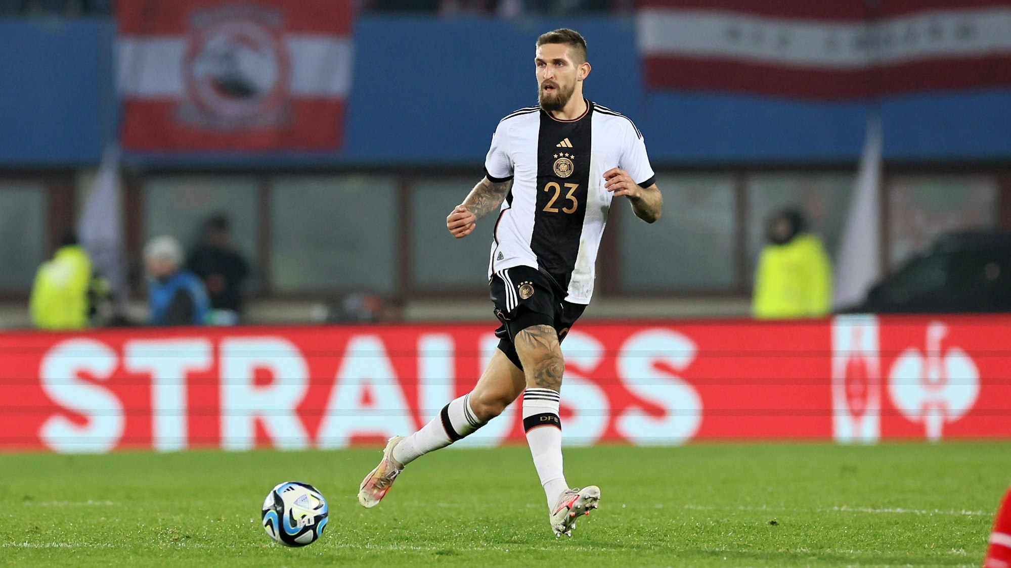 Robert Andrich bei seinem Debüt für die DFB-Elf gegen Österreich im Ernst-Happel-Stadion in Wien im November 2023.IMAGO/Picture Point LE