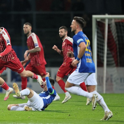 SC Fortuna Köln vs. 1. FC Düren, Mittelrheinpokal, Bitburger Pokal, von links: Henri Carlo Matter (Fortuna), Adam Matuschyk (Düren), 27.02.2024, Bild: Herbert Bucco
