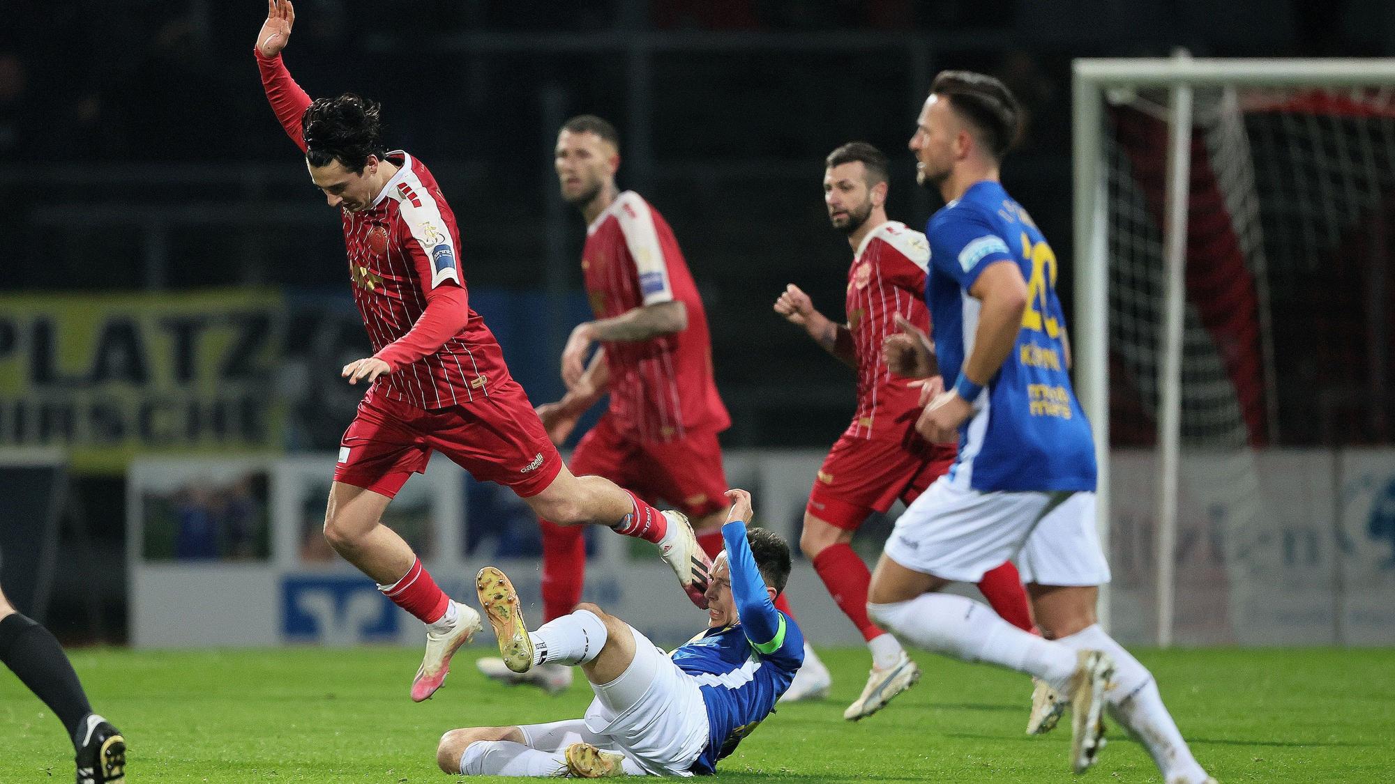 SC Fortuna Köln vs. 1. FC Düren, Mittelrheinpokal, Bitburger Pokal, von links: Henri Carlo Matter (Fortuna), Adam Matuschyk (Düren), 27.02.2024, Bild: Herbert Bucco