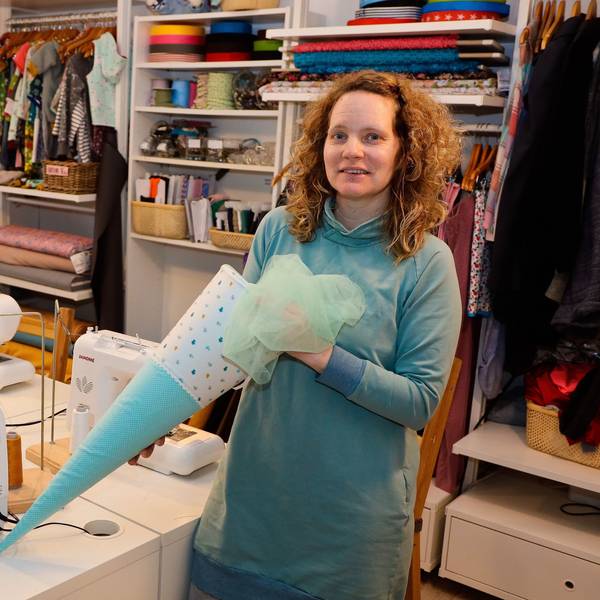 Kathrin Hittorf, Inhaberin der Nähwerkstatt Köln, zeigt eine Schultüte.
