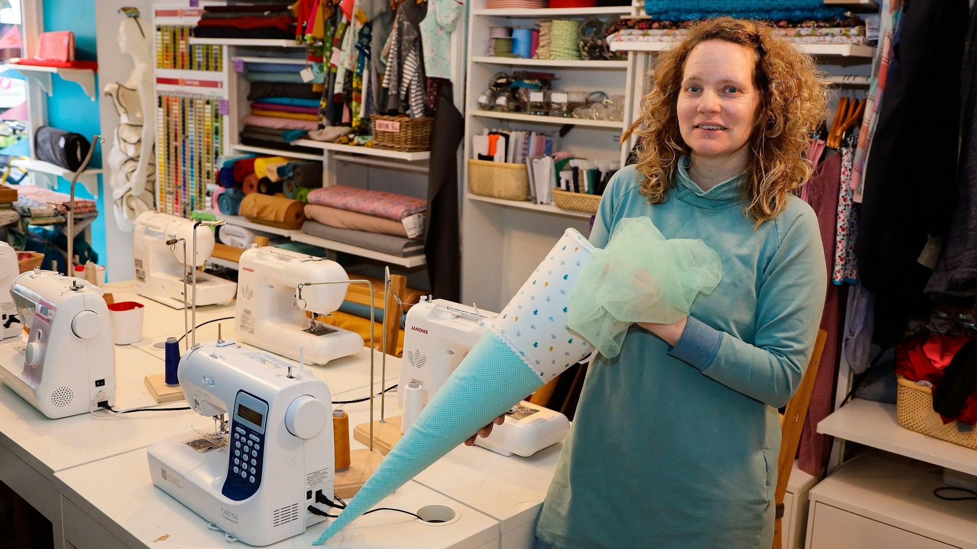 Kathrin Hittorf, Inhaberin der Nähwerkstatt Köln, zeigt eine Schultüte.