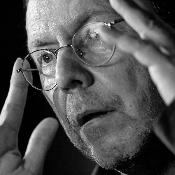 René Pollesch, Theaterregisseur und Autor, spricht bei einer Pressekonferenz zur "Zukunft der Volksbühne".