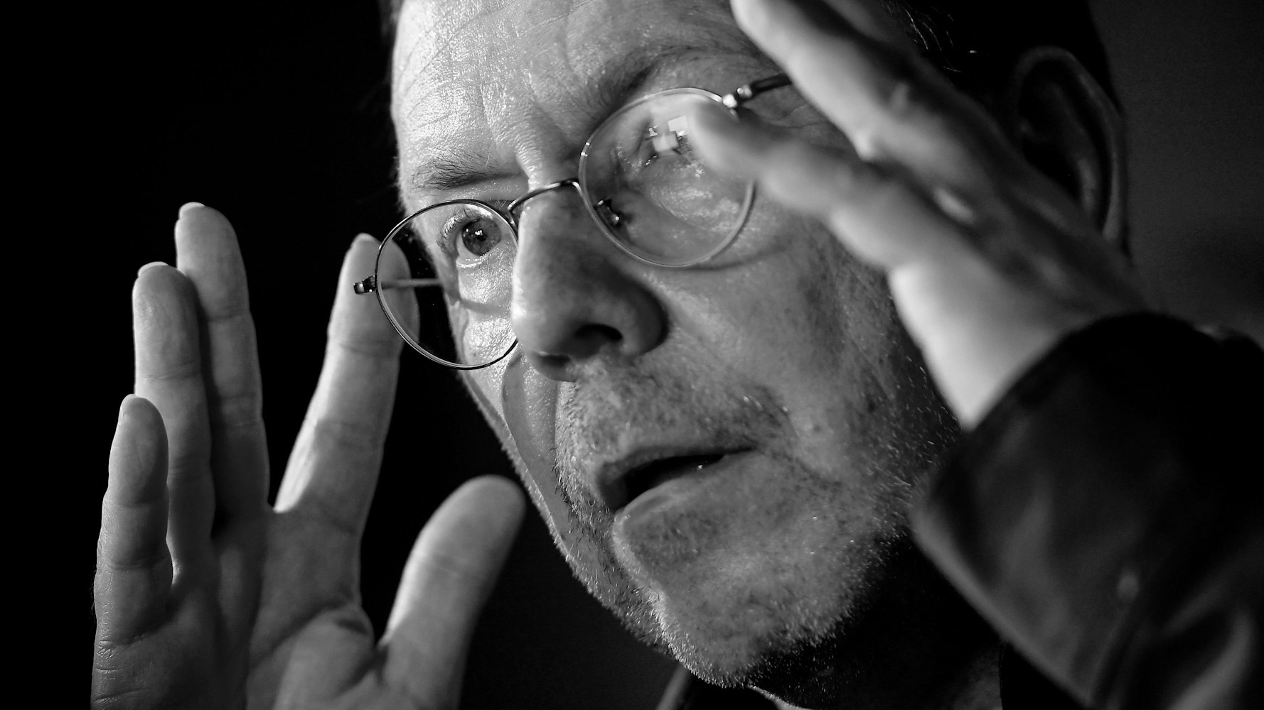 René Pollesch, Theaterregisseur und Autor, spricht bei einer Pressekonferenz zur "Zukunft der Volksbühne".