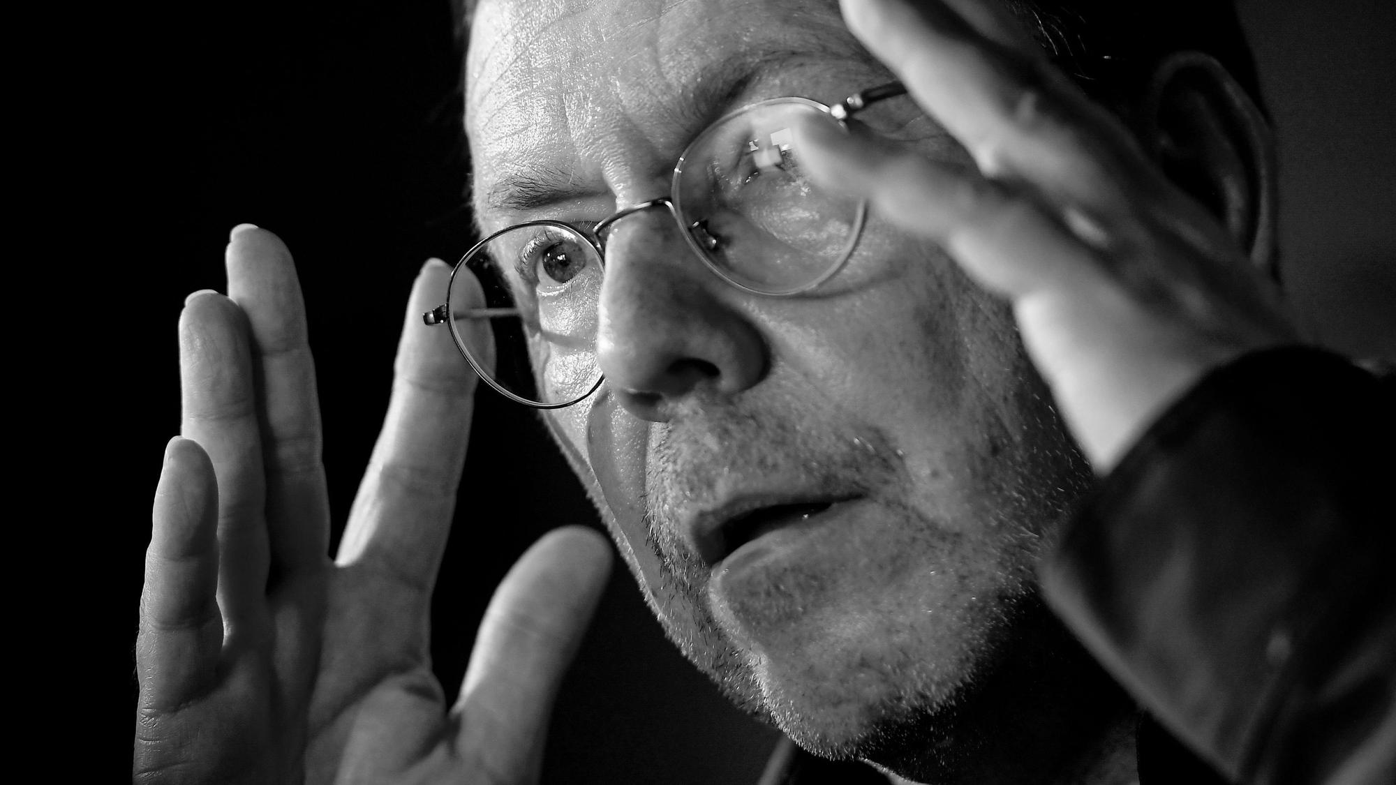 Rene Pollesch, Theaterregisseur und Autor, spricht bei einer Pressekonferenz zur "Zukunft der Volksbühne".