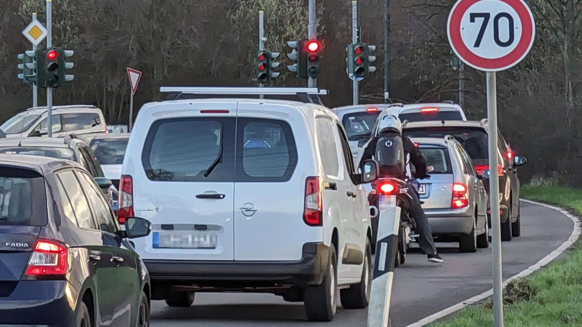 Eine lange Autoschlange vor einer Rotlicht zeigenden Ampel an der Kreisstraße 2n.