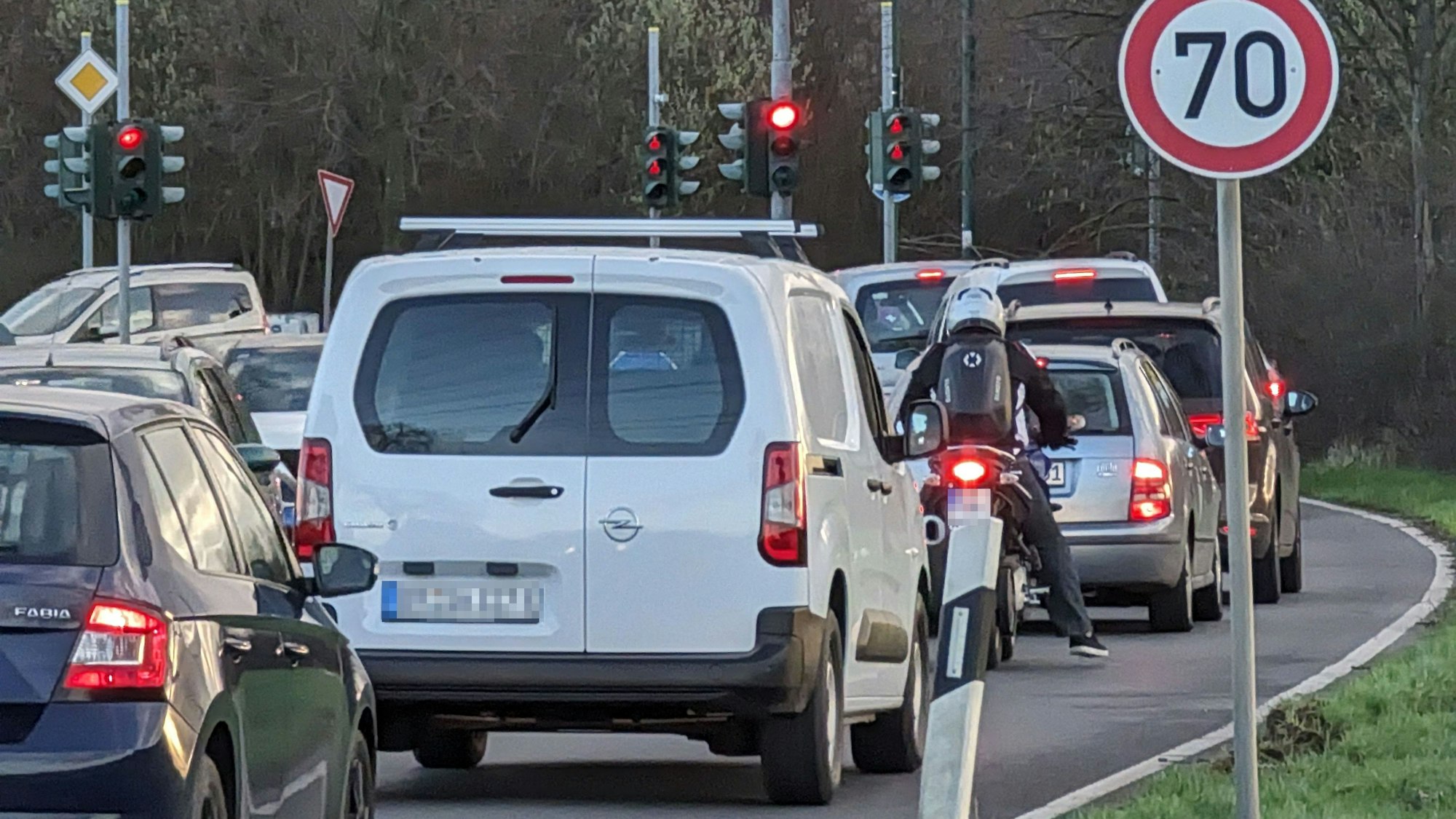 Eine lange Autoschlange vor einer Rotlicht zeigenden Ampel an der Kreisstraße 2n.