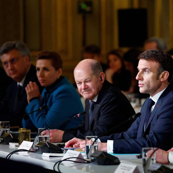 Der französische Präsident Emmanuel Macron, neben dem deutschen Bundeskanzler Olaf Scholz (L), hält eine Rede zur Eröffnung einer Konferenz zur Unterstützung der Ukraine mit europäischen Staats- und Regierungschefs im Pariser Präsidentenpalast Elysee.