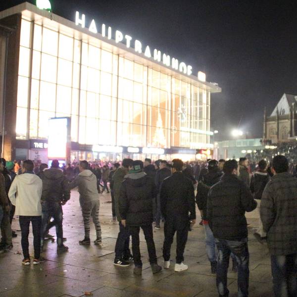 Menschen vor dem Hauptbahnhof in der Silvesternacht 2015