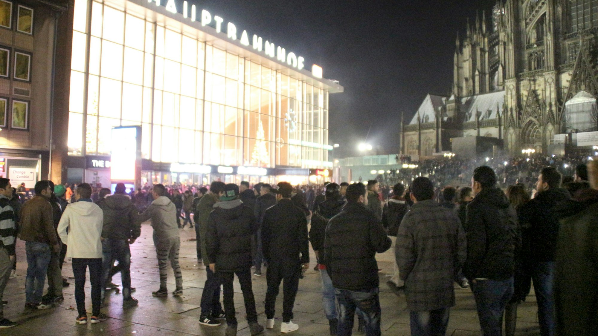Menschen vor dem Hauptbahnhof in der Silvesternacht 2015