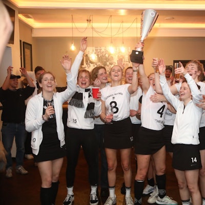 Die Hockey-Damen von Schwarz-Weiß Köln feiern den Aufstieg in die Hallen-Bundesliga ausgelassen in ihrem Klubheim.
