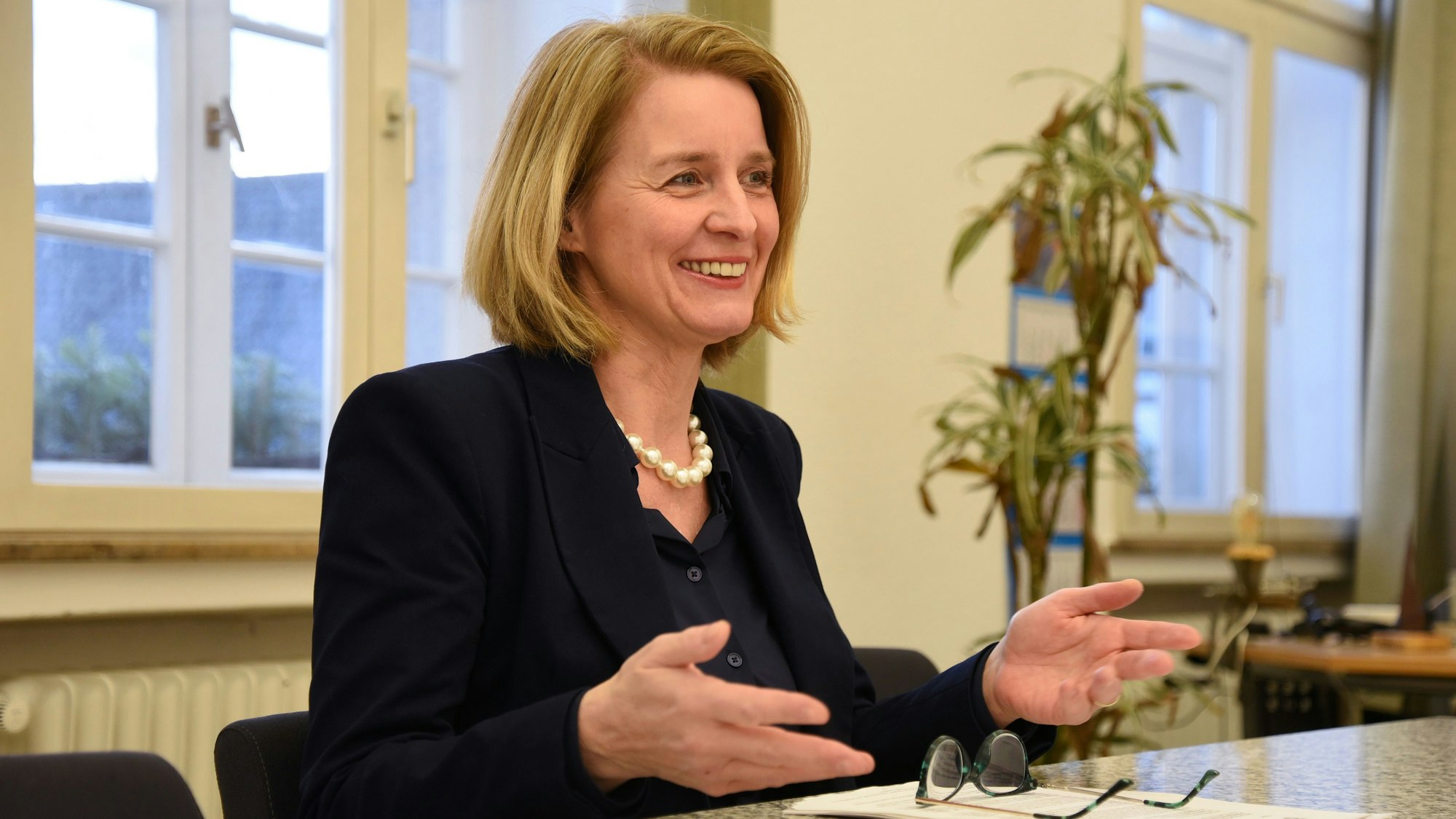 Wipperfürths Bürgermeisterin Anne Loth im Gespräch.