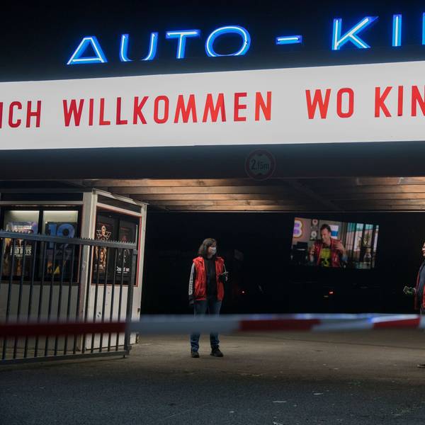 Das Autokino in Köln-Porz darf trotz Corona-Shutdown geöffnet bleiben (2020)