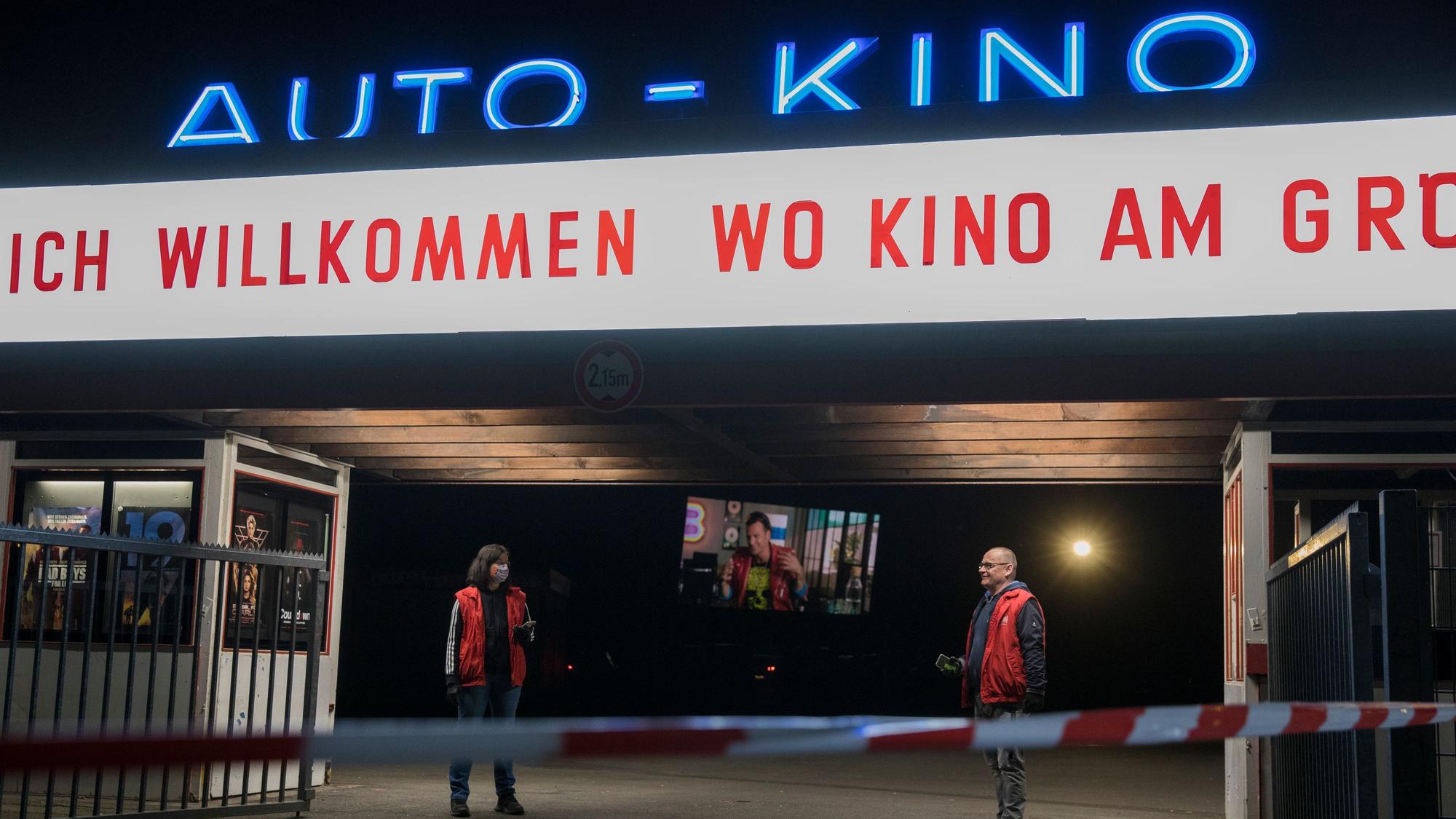Das Autokino in Köln-Porz darf trotz Corona-Shutdown geöffnet bleiben (2020)