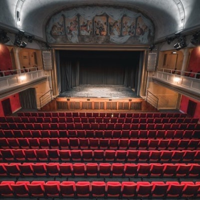 Volksbühne am Rudolfplatz, mit gedimmten Lichtern.