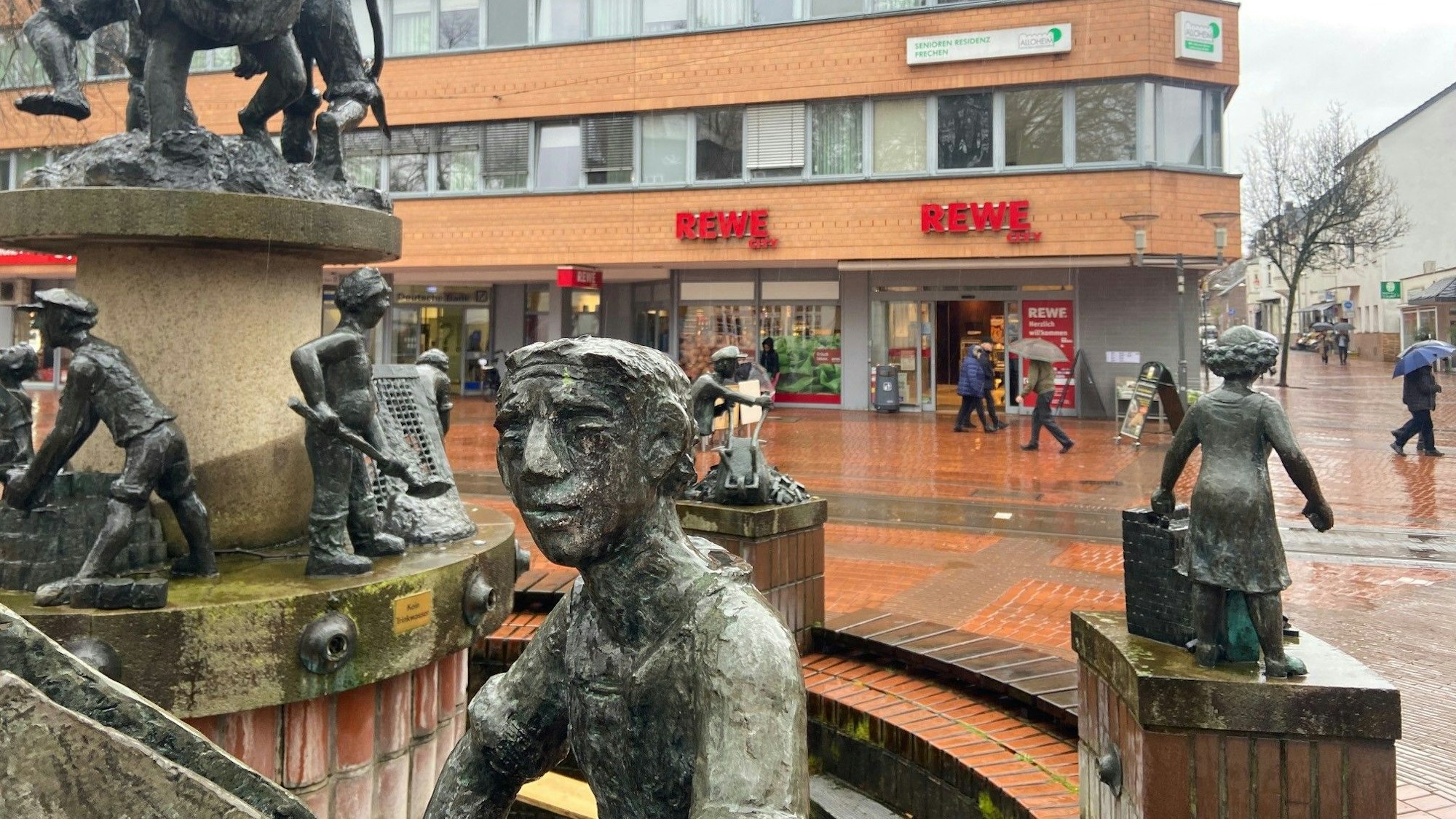 Auf dem Bild ist die Rewe-Filiale zu sehen.