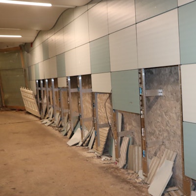 Zu sehen ist die beschädigte Wandverkleidung.