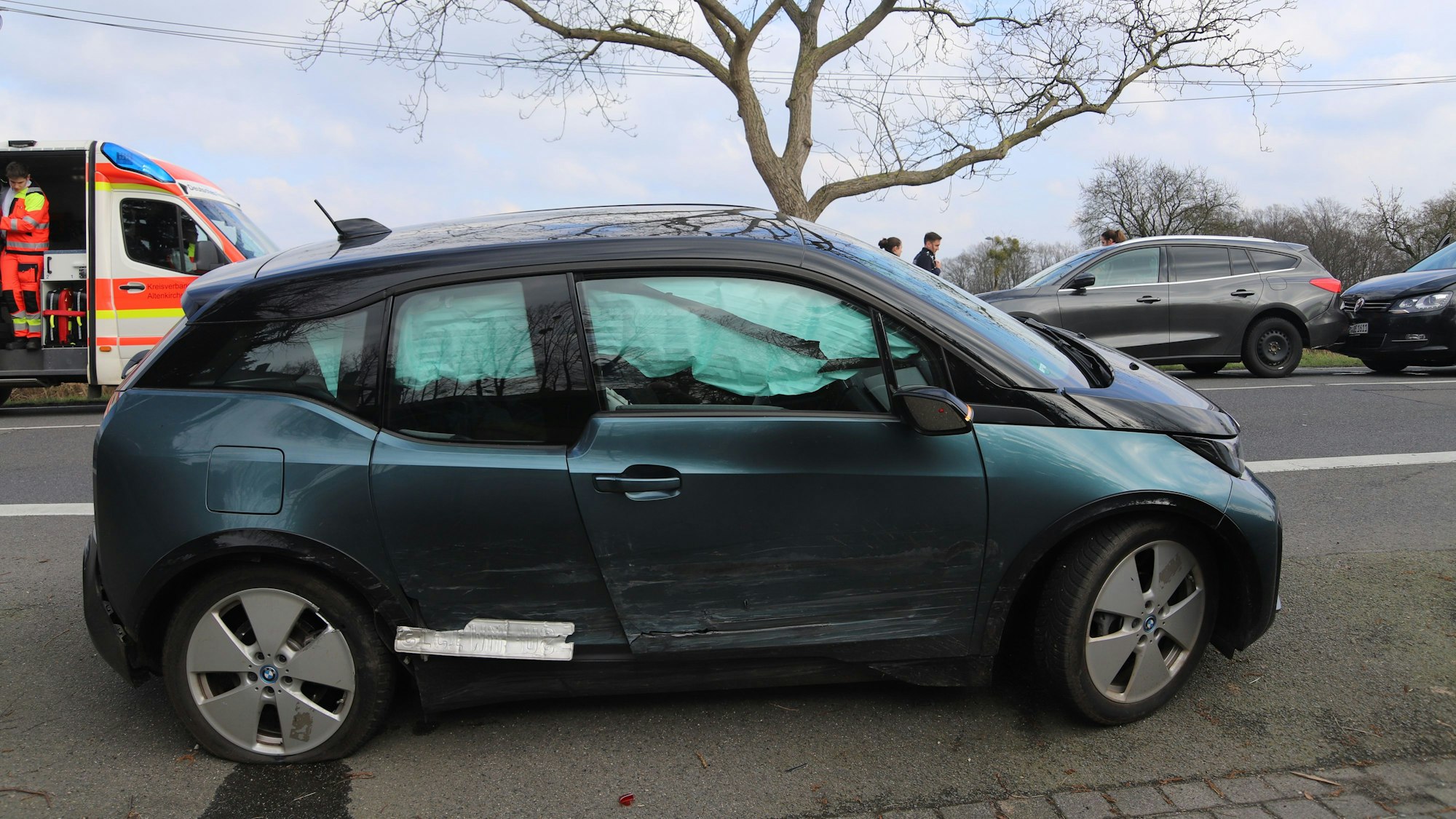 Bei der Unfallaufnahme kam es zu einem zweiten Unfall. Das Nummernschild vom ersten Zusammenstoß steckt in der Hintertür des Kleinwagens vorne.