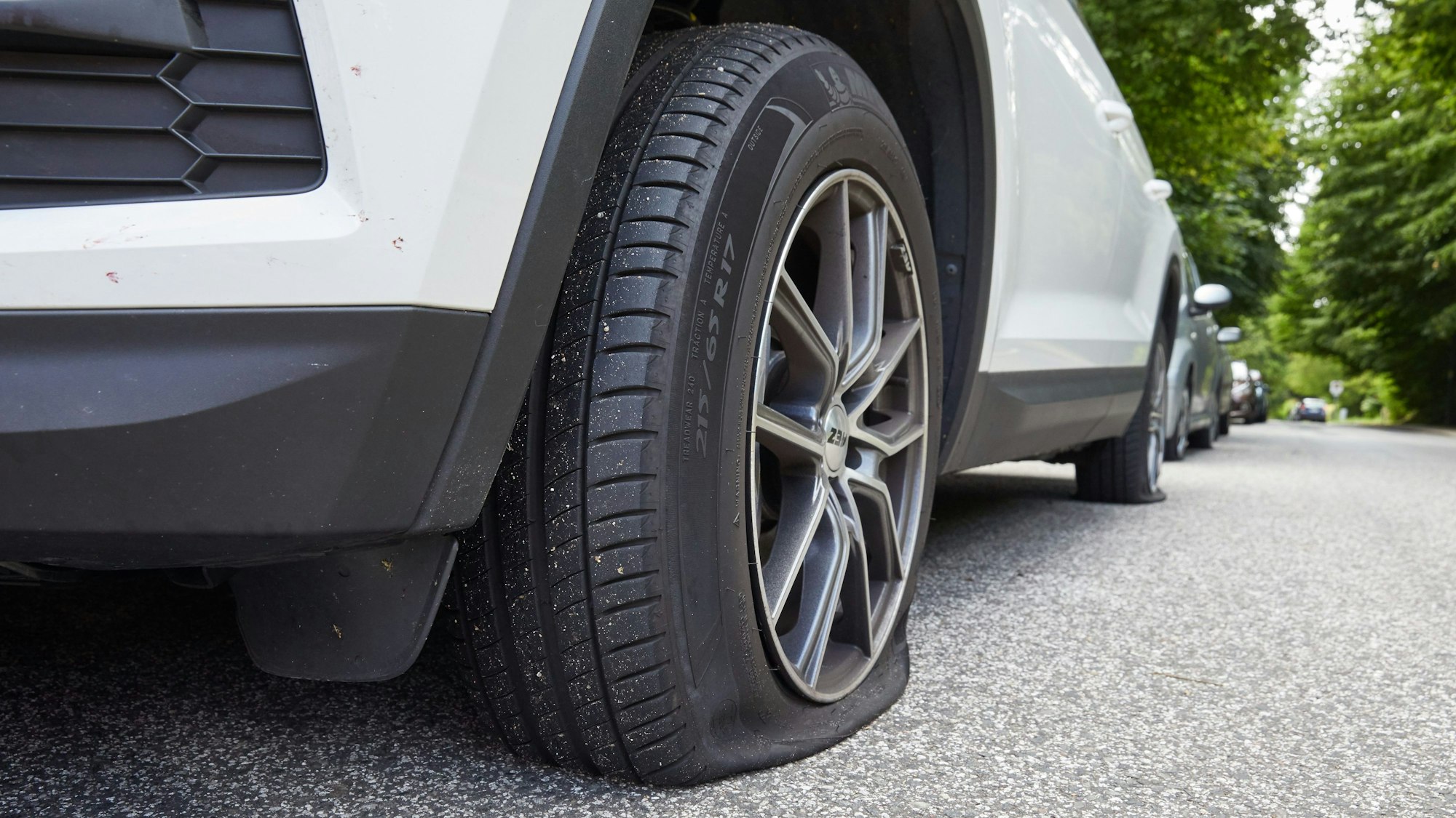 Ein Skoda mit platten Reifen ist am Straßenrand geparkt.