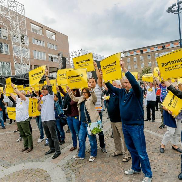 Dortmund City 2014: Eine Demo gegen SS Nazi Siggi, der als Ratsmitglied gewählt worden war: Demonstrierende halten Schilder hoch.