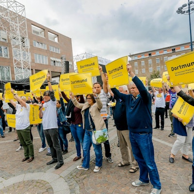 Dortmund City 2014: Eine Demo gegen SS Nazi Siggi, der als Ratsmitglied gewählt worden war: Demonstrierende halten Schilder hoch.