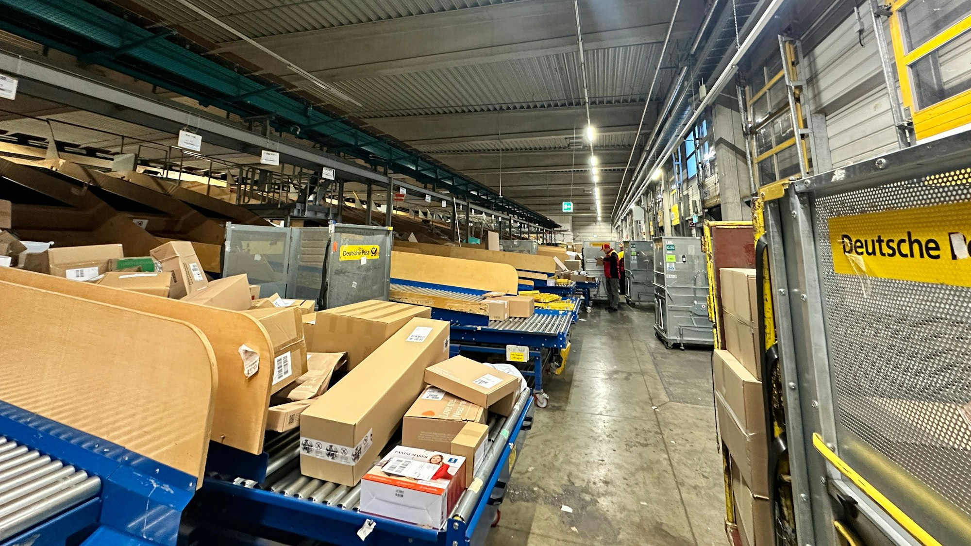 Blick auf Transportbänder mit unzähligen Päckchen und Paketen