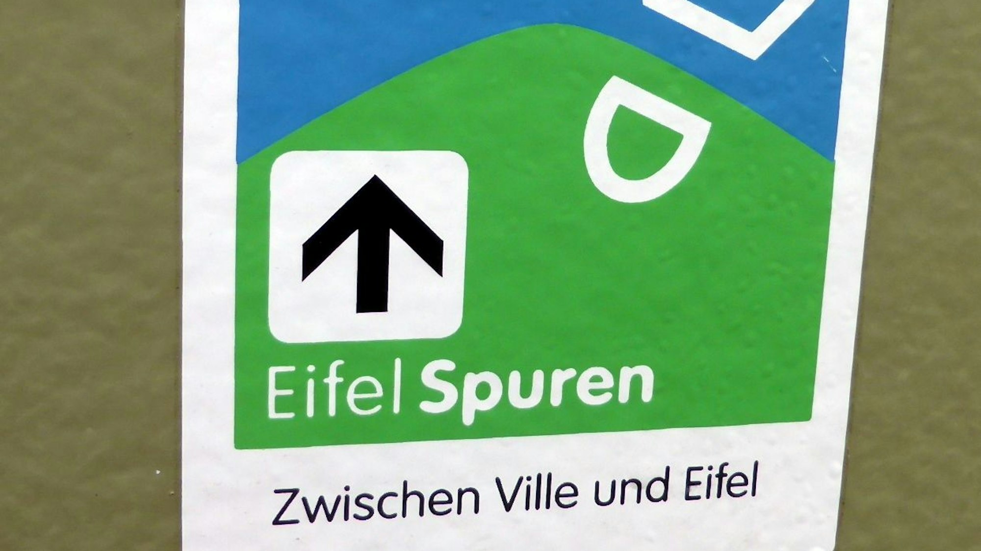 Wegzeichen der Eifelspur zwischen Ville und Eifel.