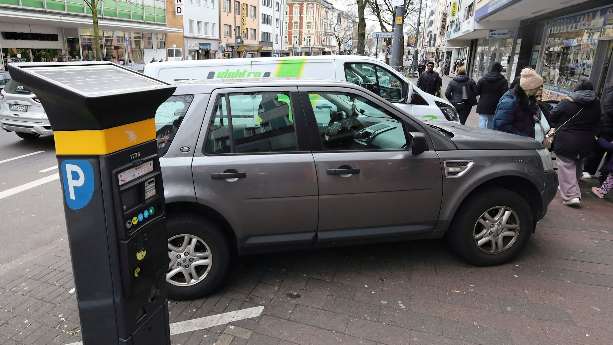 Ein SUV an der Kalker Hauptstraße in Köln (Symbolfoto).