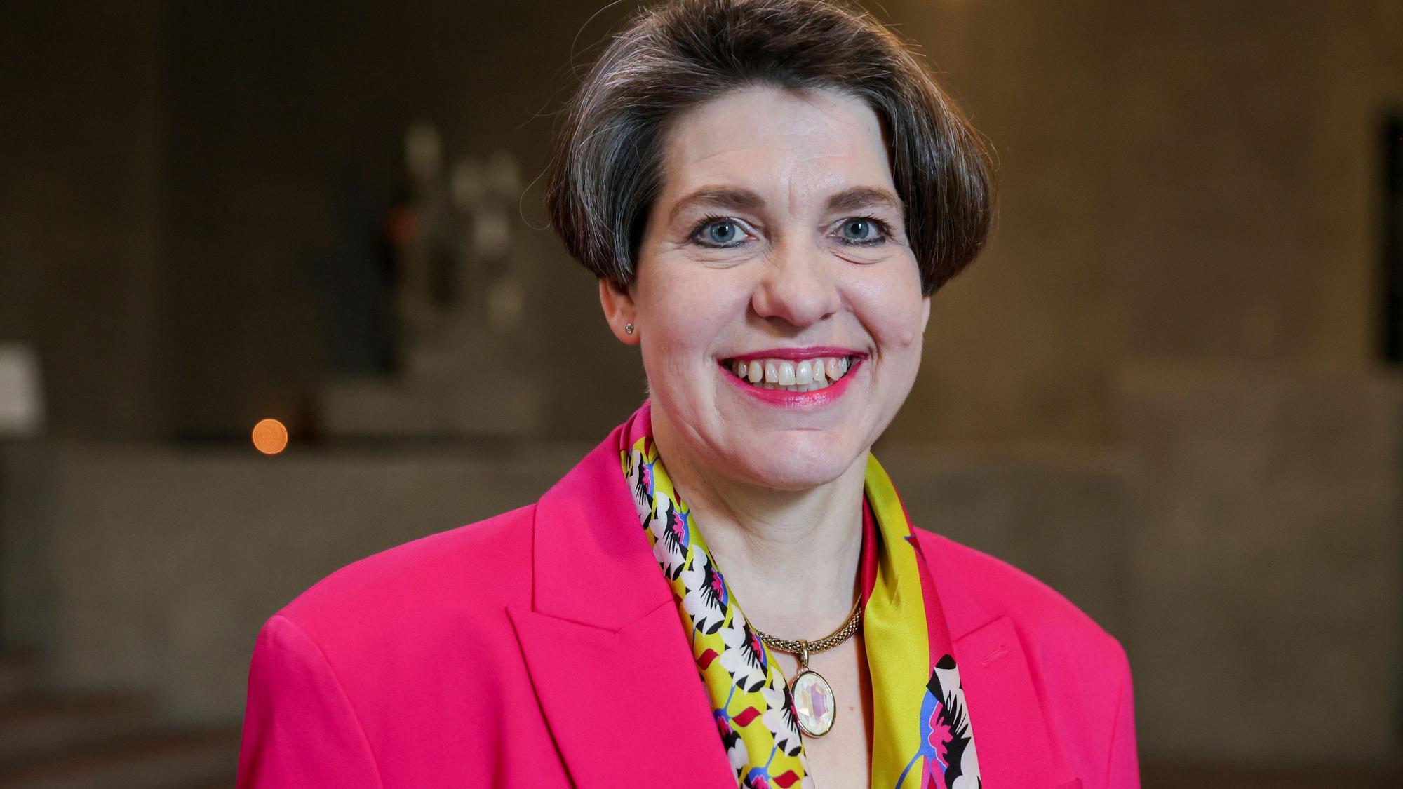 Das Bild zeigt eine Frau, die in die Kamera schaut.
