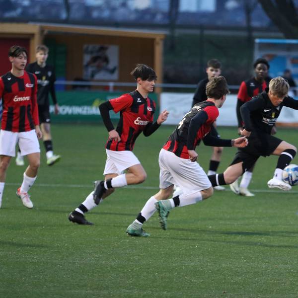Gekonnte Ballmitnahme mit der Seite von Tobias Rick (r.), der später per Strafstoß zum 2:2 traf. Die Gegenspieler verfolgen ihn hier.