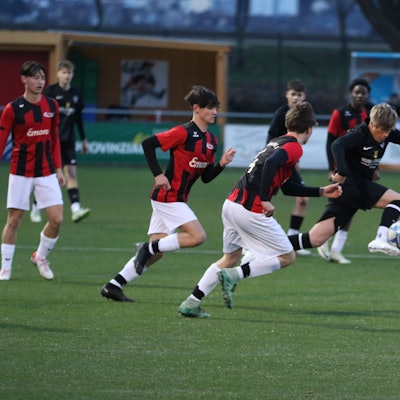 Gekonnte Ballmitnahme mit der Seite von Tobias Rick (r.), der später per Strafstoß zum 2:2 traf. Die Gegenspieler verfolgen ihn hier.