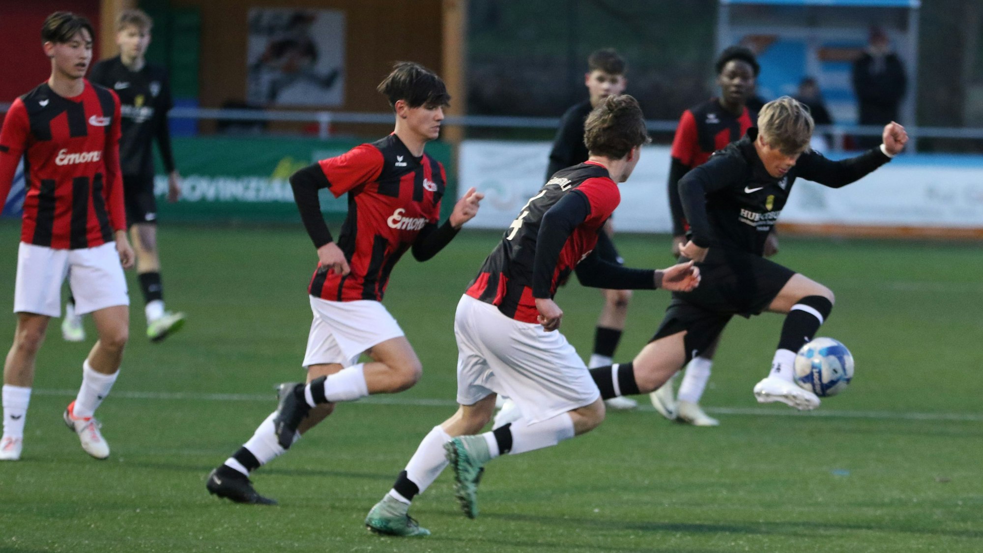 Gekonnte Ballmitnahme mit der Seite von Tobias Rick (r.), der später per Strafstoß zum 2:2 traf. Die Gegenspieler verfolgen ihn hier.
