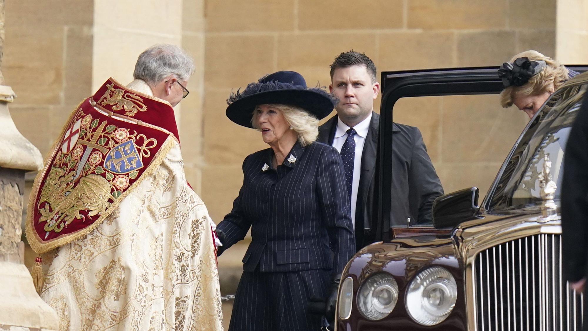 Königin Camilla wird begrüßt, als sie zu einem Gedenkgottesdienst für König Konstantin II. von Griechenland in der St. George's Chapel auf Schloss Windsor ankommt.