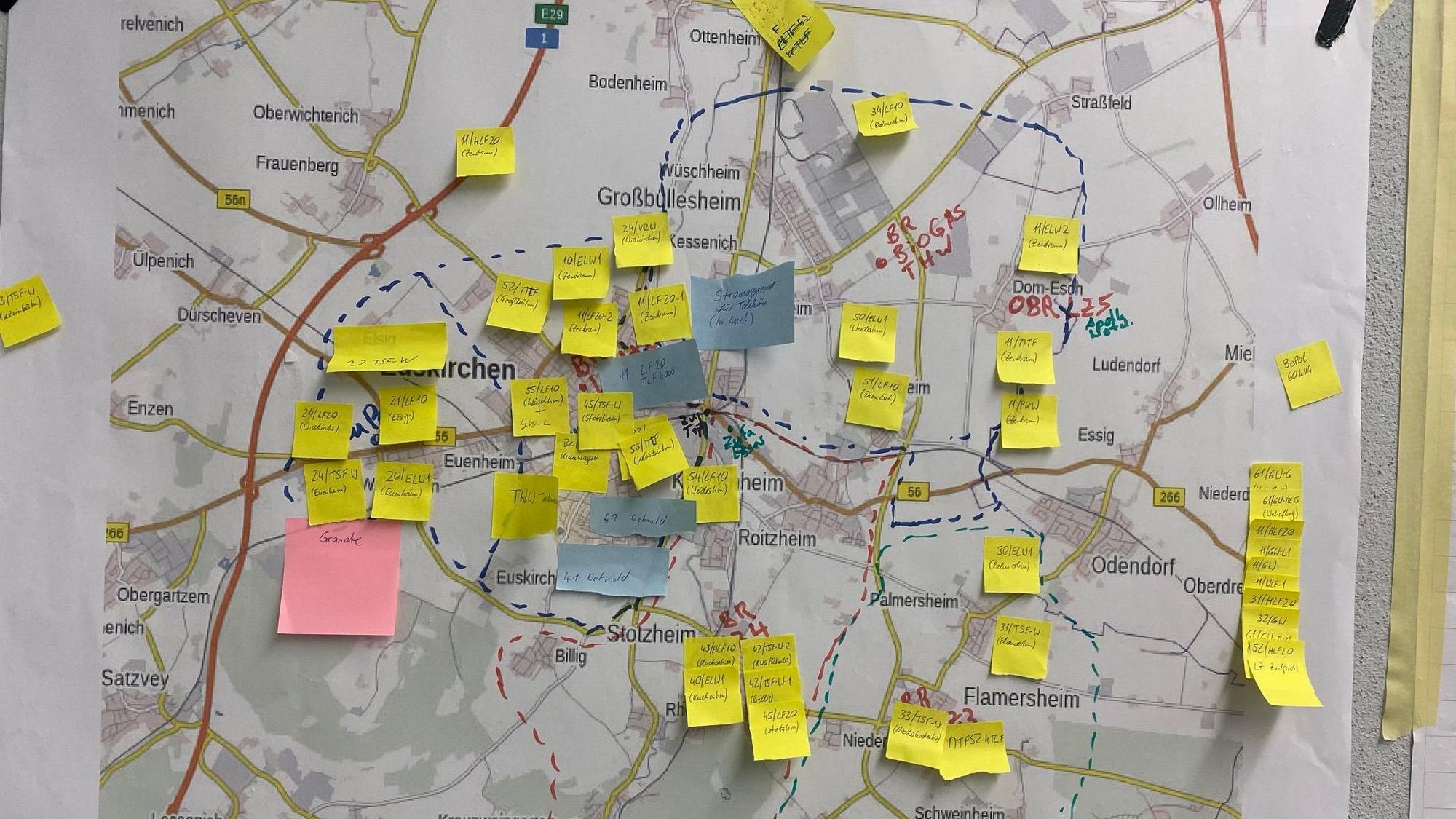 Das Bild zeigt eine Karte von Euskirchen. Darauf sind zahlreiche neongelbe Klebezettel fixiert.