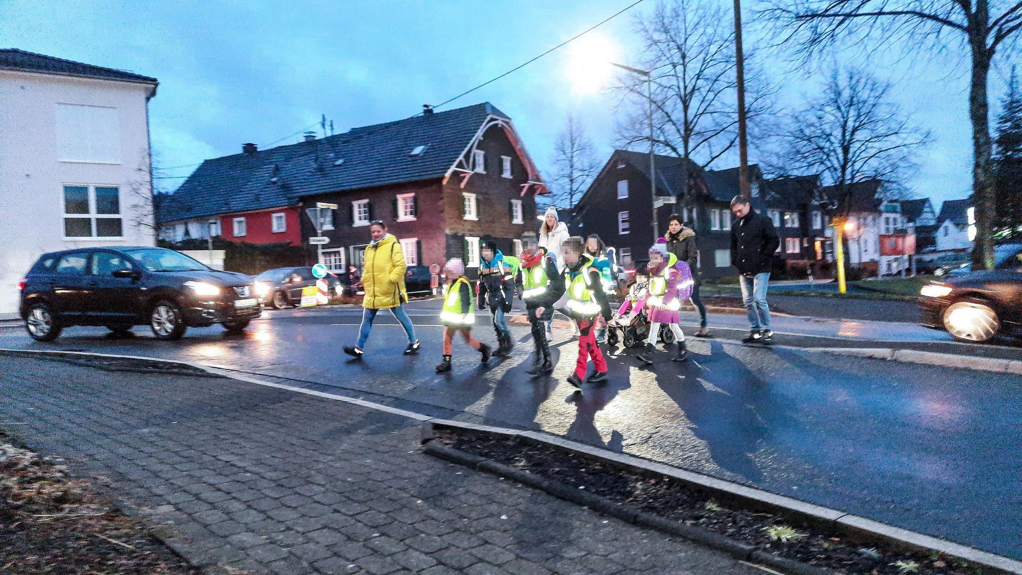 Kinder überqueren eine Straße.