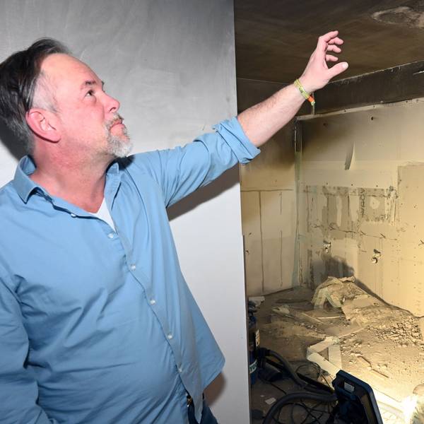 René Köhler aus der Alten Drahtzieherei in Wipperfürth begutachtet den vor Wochen entstandenen Brand im Untergeschoss des Veranstaltungsgebäudes.