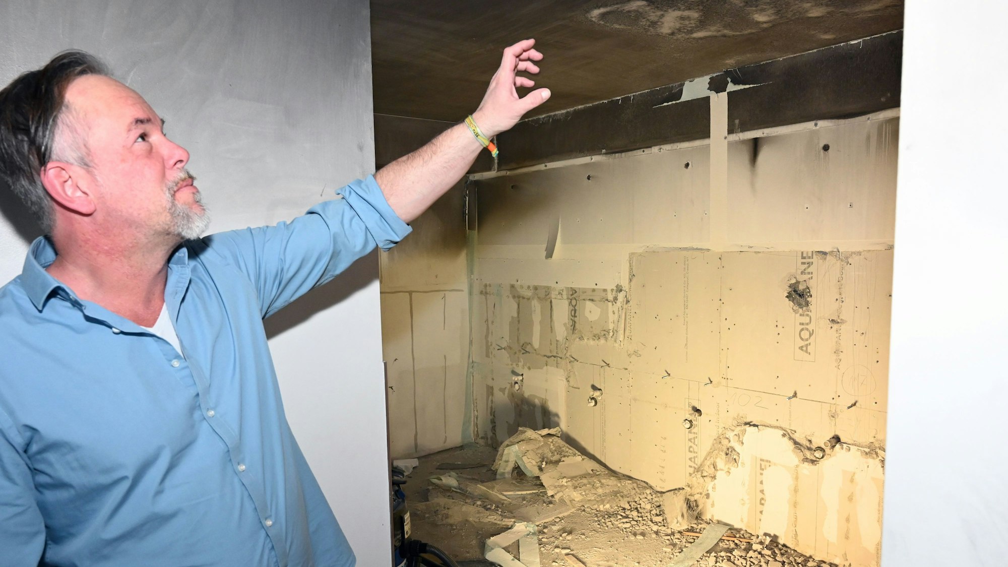 René Köhler aus der Alten Drahtzieherei in Wipperfürth begutachtet den vor Wochen entstandenen Brand im Untergeschoss des Veranstaltungsgebäudes.