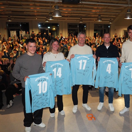 Zur Erinnerung an die Talkrunde bekamen sie ein Trikot: Florian und Juliane Wirtz (v.l.), Tom Bartels, Sven Bulik und Julian Köster.