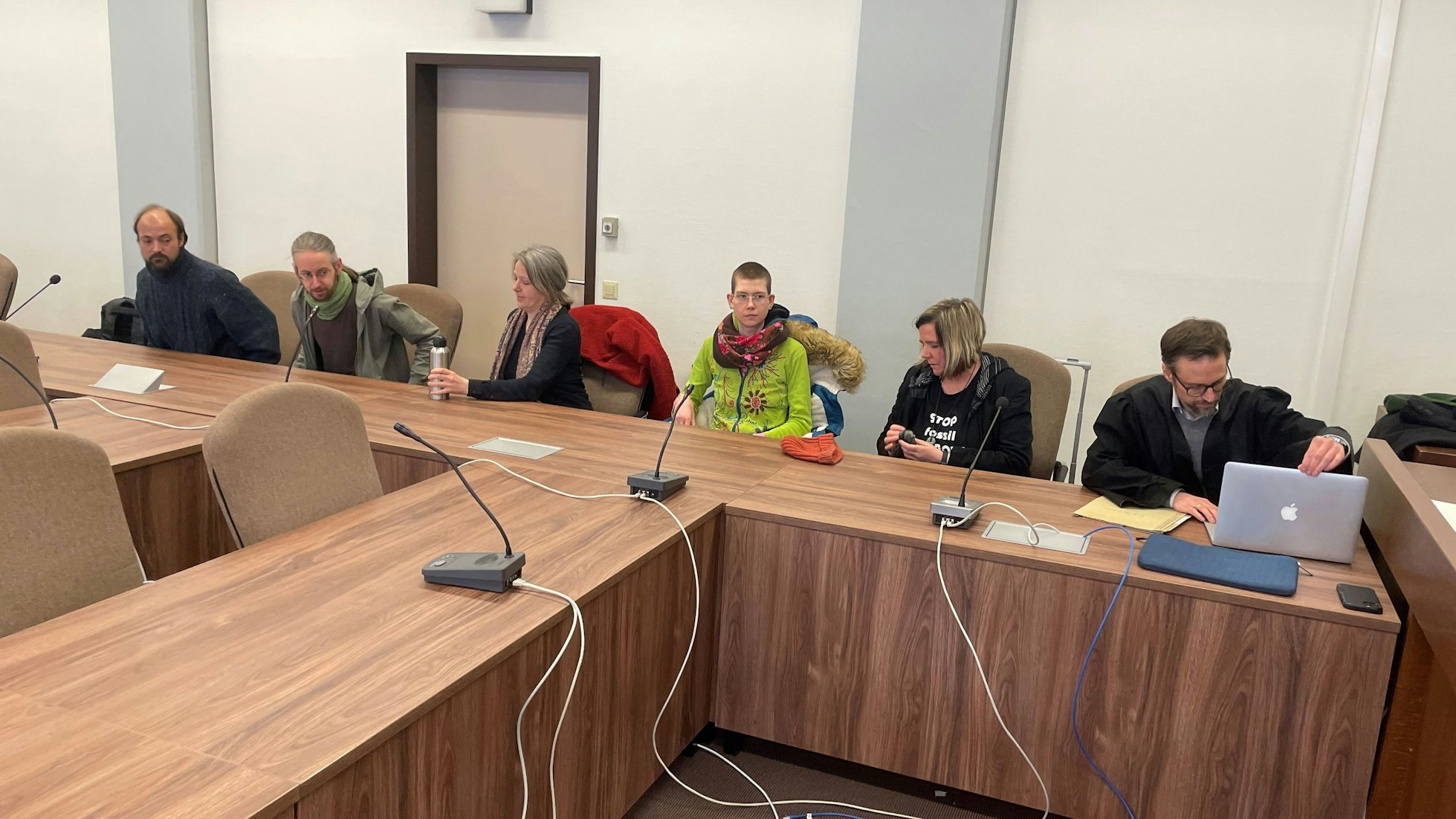 Die angeklagten Aktivisten mit dem Kölner Verteidiger Christian Mertens beim aktuellen Prozess im Kölner Amtsgericht.