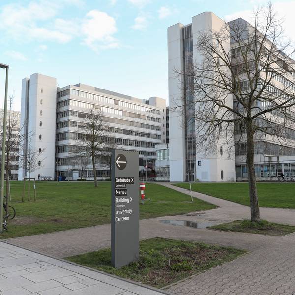 Blick auf Gebäude der Universität Bielefeld.