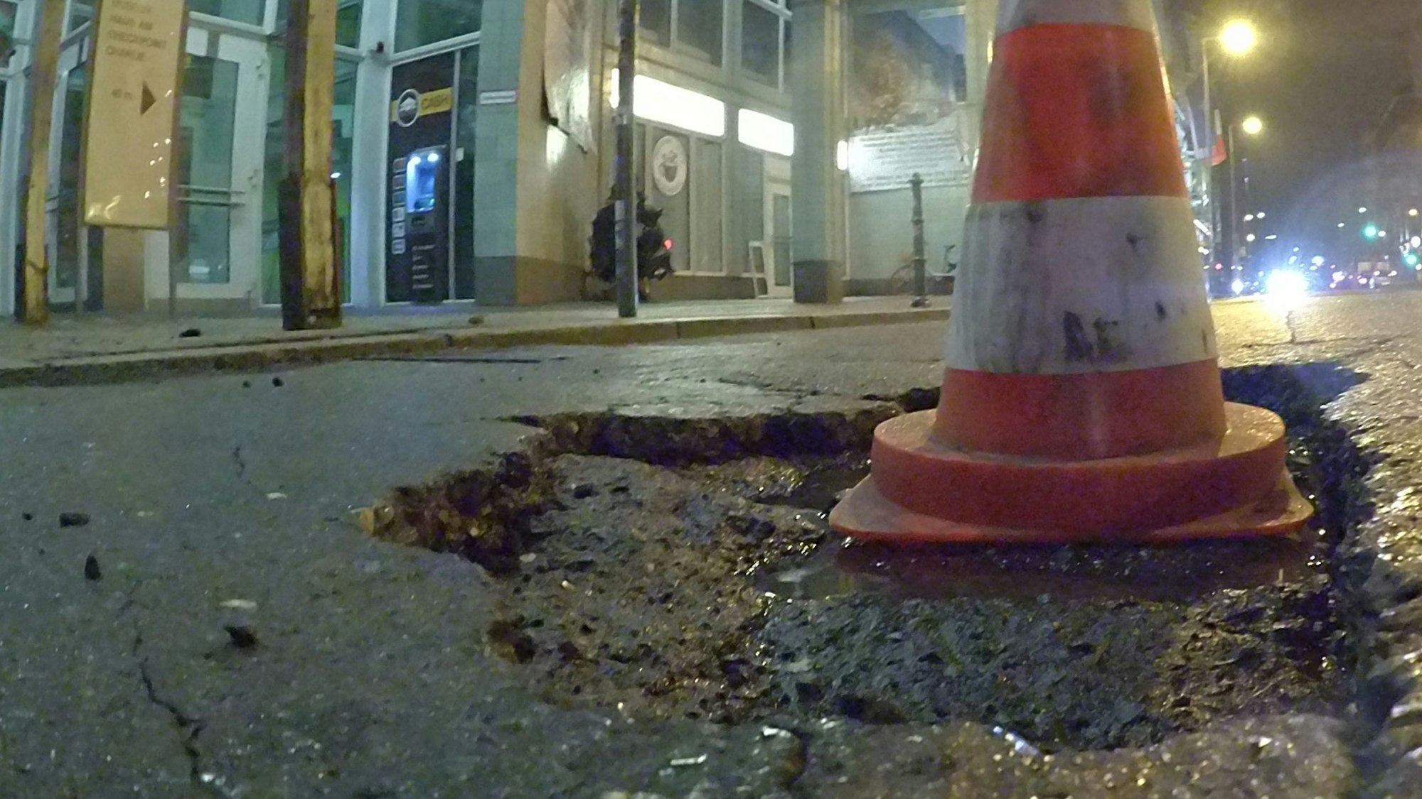 Ein großes und tiefes Schlagloch sorgt für Ärger bei Rad- und Autofahrern.