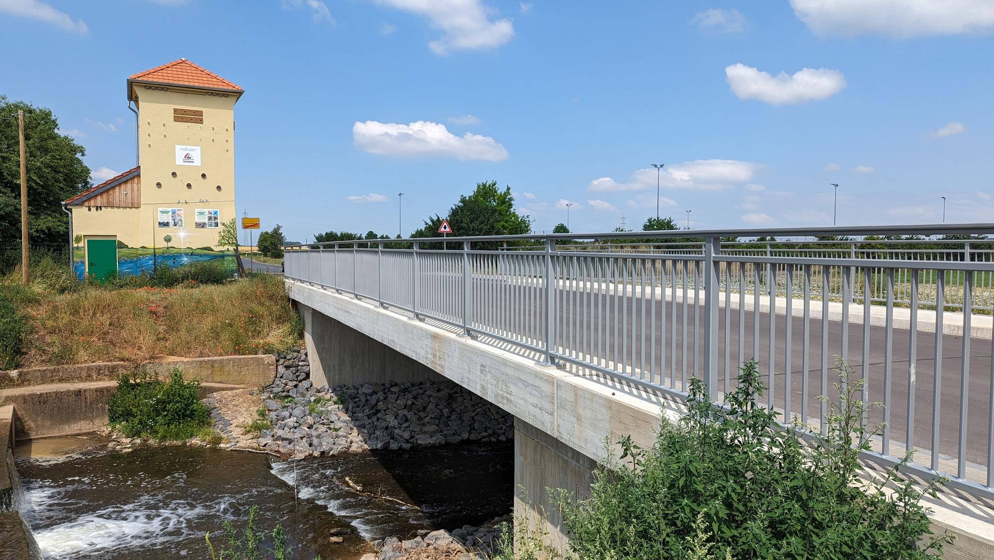 Das Bild zeigt die wiederhergestellte Brücke über die Erft bei Stotzheim.