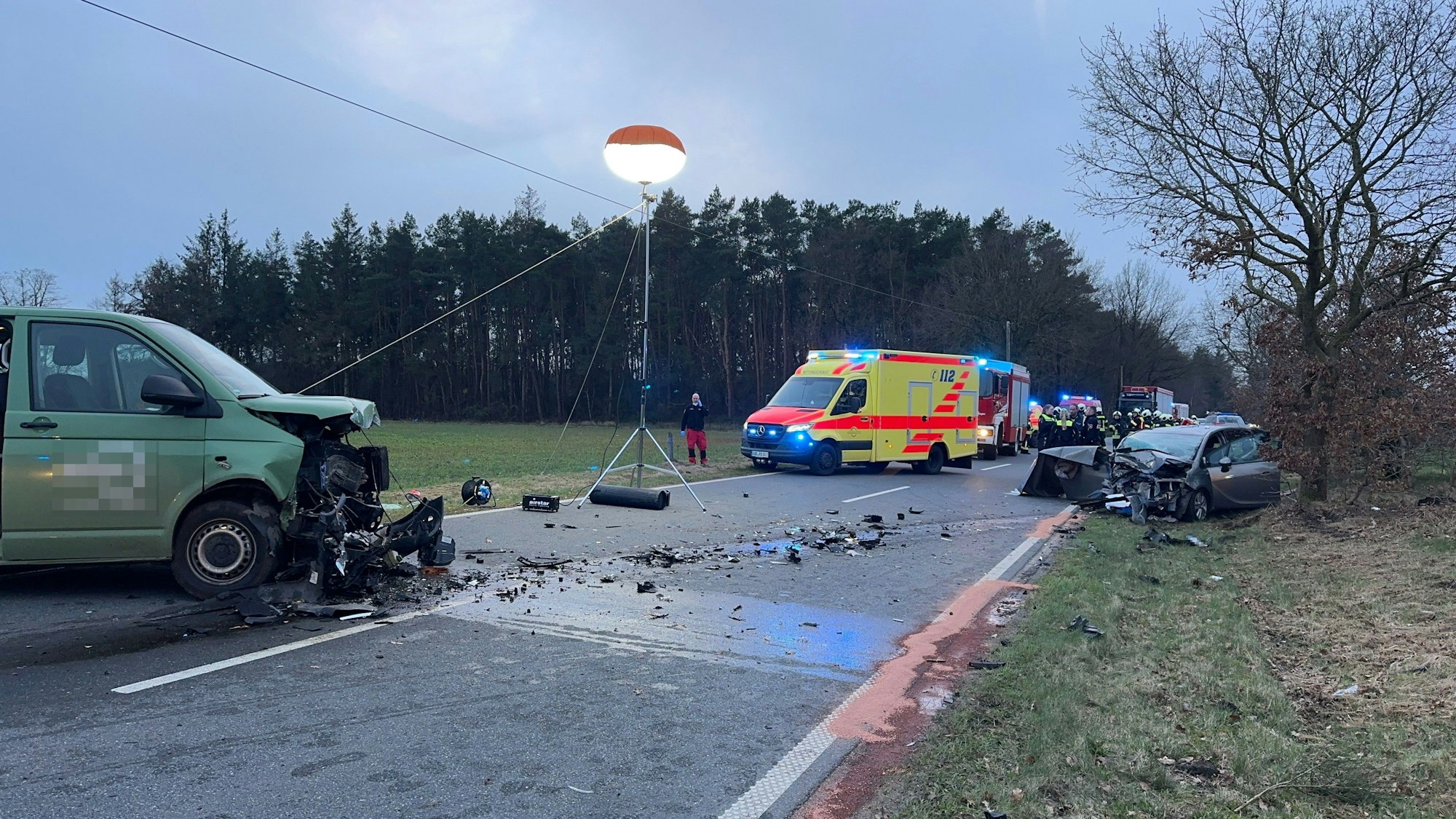 Aurich: Ein Ehepaar ist bei einem schweren Verkehrsunfall ums Leben gekommen.