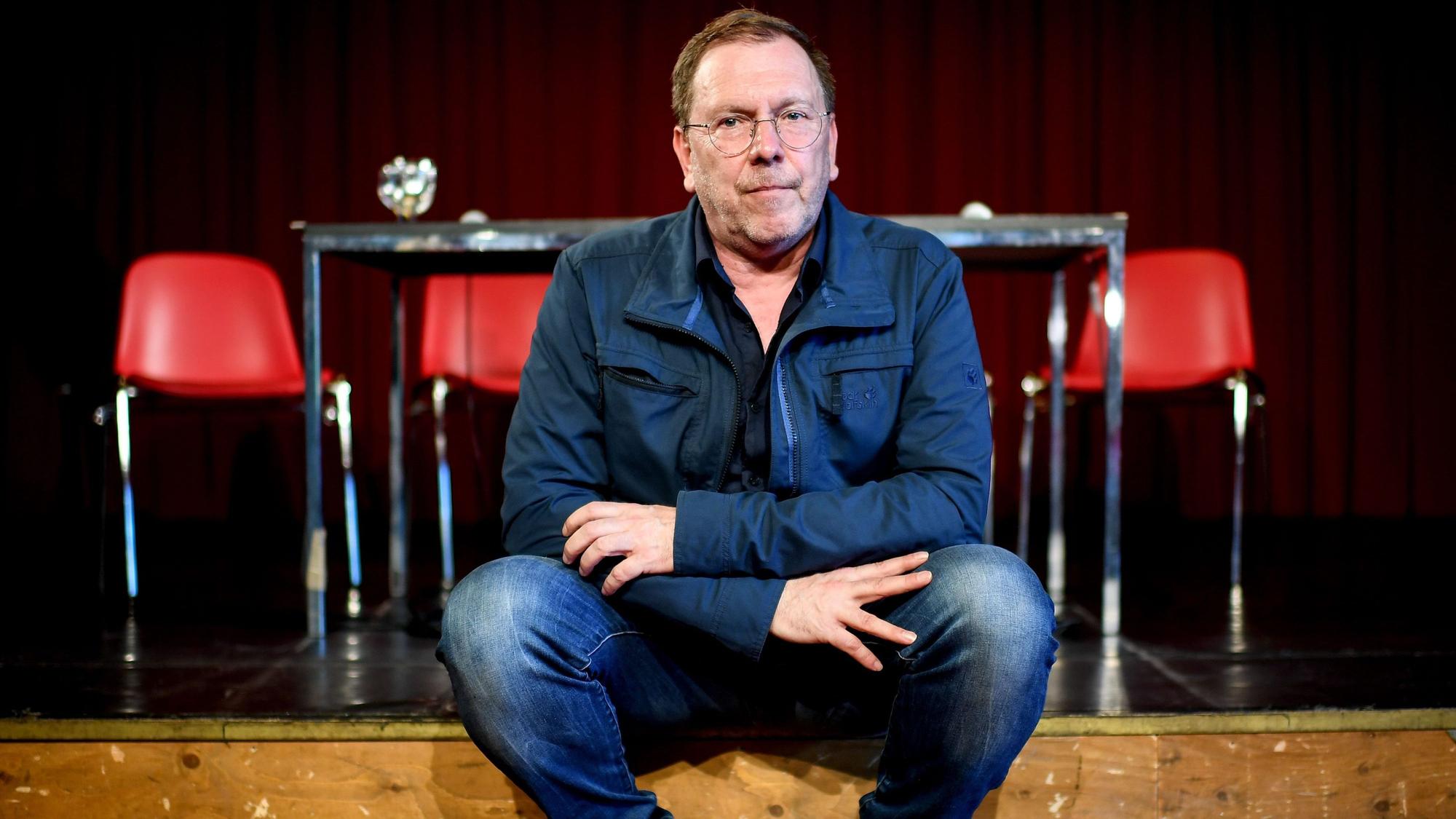 René Pollesch, Theaterregisseur und Autor, sitzt am Rande einer Pressekonferenz zur "Zukunft der Volksbühne".